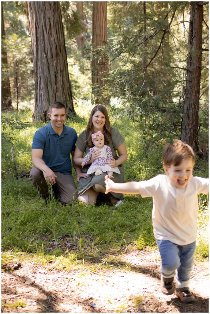 Trondle family in the Cedarpines Park forest, Theo running toward camera